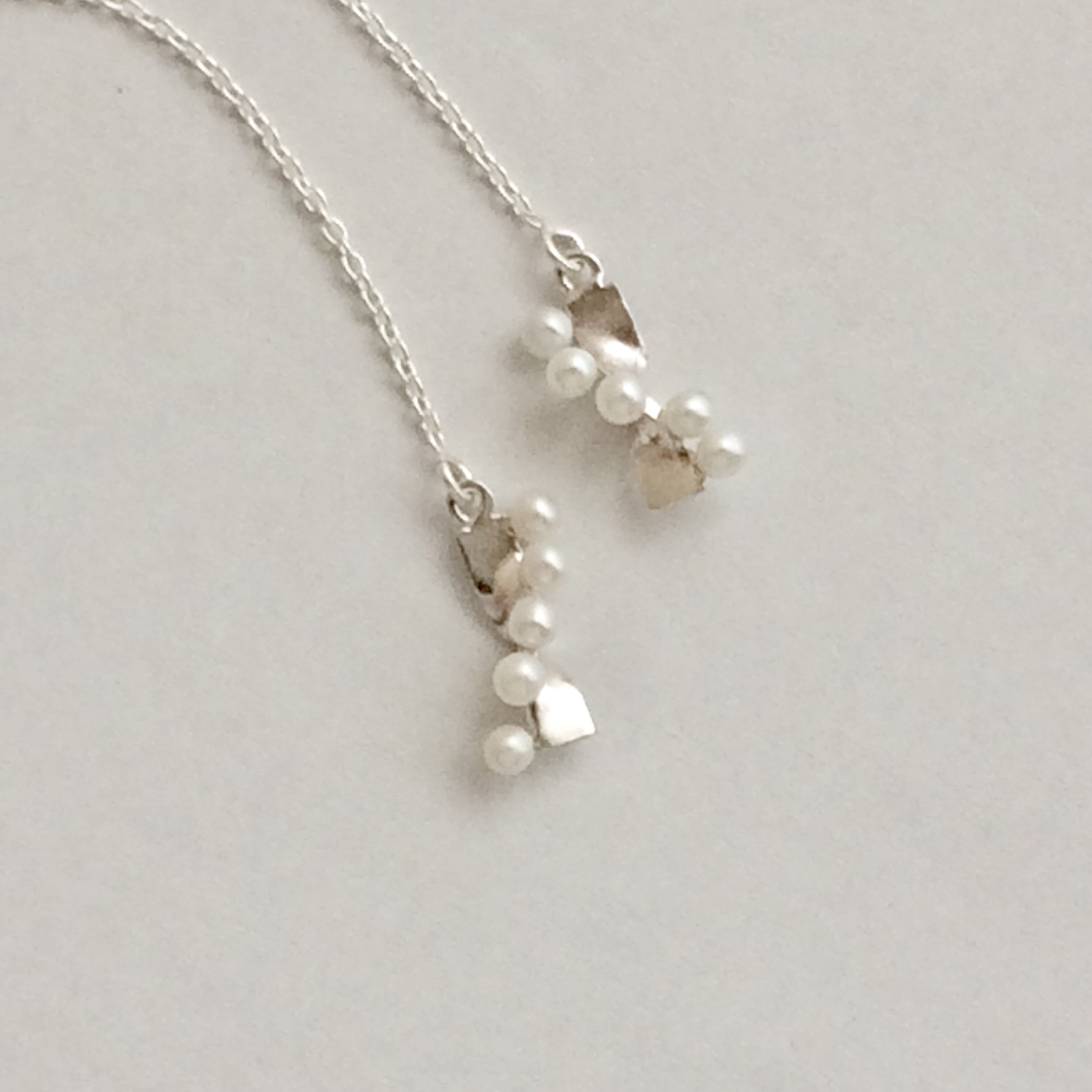 ツイストプレート+ウェーブパール　チェーンピアス