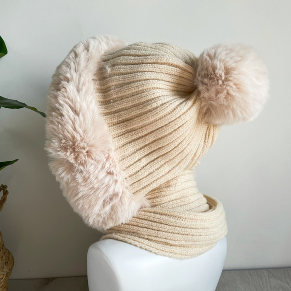 編み物 防寒 秋冬 マフラー付きボンボンニット帽子 4枚目の画像