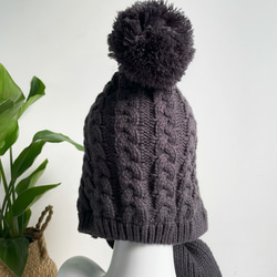 編み物 防寒 秋冬 耳当て付き マフラー付きボンボンニット帽子  チャコールグレー 3枚目の画像