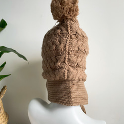 編み物 防寒 秋冬 耳当て付き マフラー付きボンボンニット帽子 ブラウン 4枚目の画像