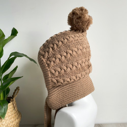 編み物 防寒 秋冬 耳当て付き マフラー付きボンボンニット帽子 ブラウン 5枚目の画像