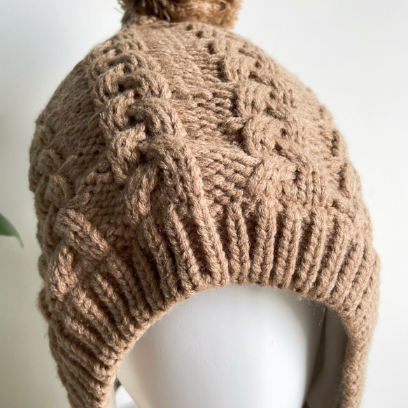 編み物 防寒 秋冬 耳当て付き マフラー付きボンボンニット帽子 ブラウン 6枚目の画像
