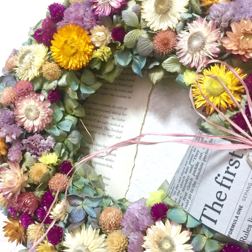 秋色紫陽花と赤い実のベリーリース　シャリンバイ　ユーカリ　野バラの実　千日紅 ユーカリと紫の花のリース | iichi 日々の暮らしを心地よくする