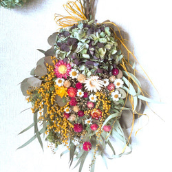 ❬ 再販、受注制作 ❭ミモザとユーカリ&紫陽花とヘリクリサムのスワッグ 1枚目の画像