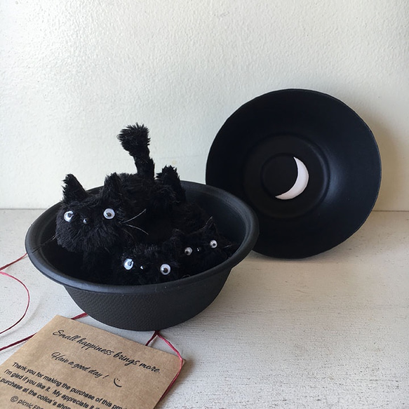 黒椀の中に手の平で遊ぶ、小さな黒猫たち：）ねこぬいぐるみ 2枚目の画像