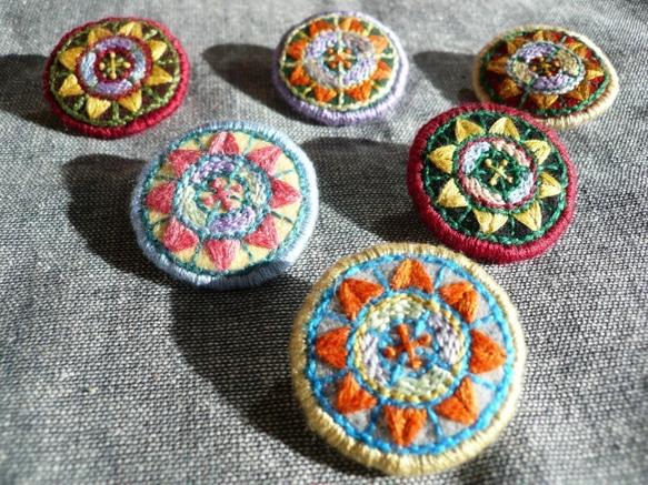 レトロ刺繍ブローチ 4枚目の画像