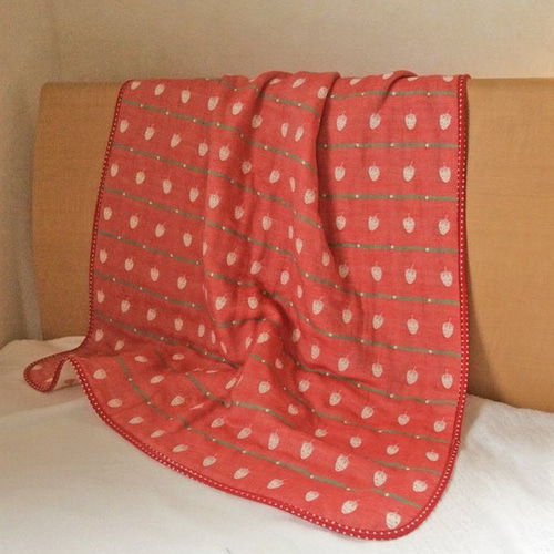 いちごのおひるねサイズのブランケット 雑貨・その他 春生 通販