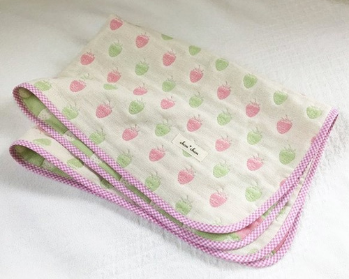 売り切り価格❤ハンドメイド　可愛いリバティ×限定苺6重ガーゼケット　ブランケット たかこ様ハンドメイド限定苺 リバティアシュテッド ベッツィ 6重