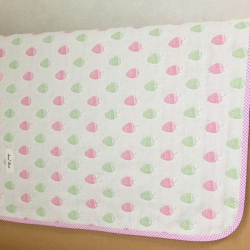 売り切り価格❤ハンドメイド　可愛いリバティ×限定苺6重ガーゼケット　ブランケット 限定カラー】いちごのふわふわ6重ガーゼケット 雑貨・その他