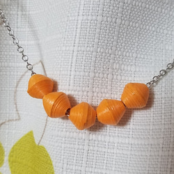 ペーパービーズ（オレンジ）のネックレス 1枚目の画像