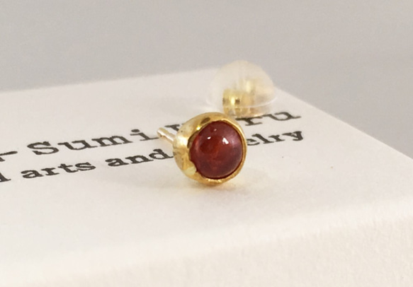 K24 Pure Gold+Red Spinel Stud◆K24純金のワインレッドスピネルスタッドピアス　片方のみ 3枚目の画像