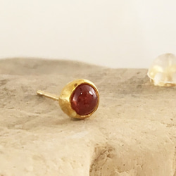 K24 Pure Gold+Red Spinel Stud◆K24純金のワインレッドスピネルスタッドピアス　片方のみ 7枚目の画像