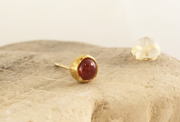 K24 Pure Gold+Red Spinel Stud◆K24純金のワインレッドスピネルスタッドピアス　片方のみ 7枚目の画像