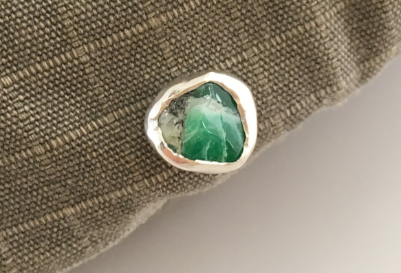 天然エメラルド原石◇シルバーピンブローチ／タイタック ブローチ Sae+  