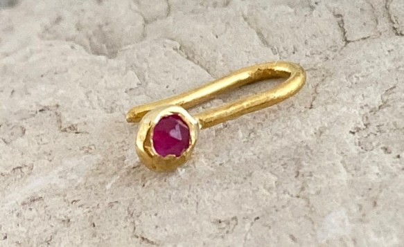 ◇ローズカット天然ルビー 純金クリップピアス◇K24 Pure Gold+Natural Ruby（片耳分） 1枚目の画像