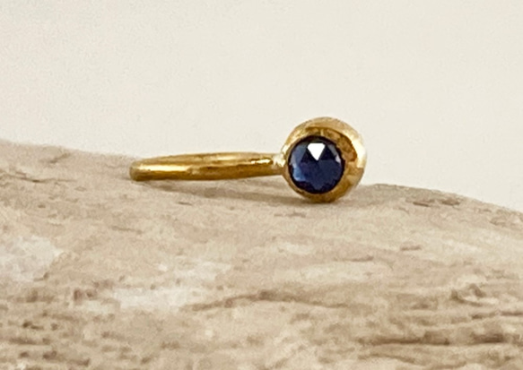 ◇玫瑰切割天然藍寶石純金夾式耳環 ◇K24純金+天然藍寶石（一隻耳朵） 第3張的照片