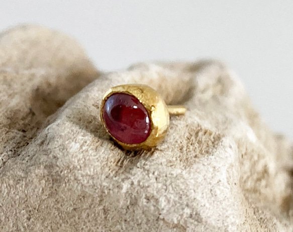 K24 Pure Gold+ Red Spinel Stud◆K24純金 レッドスピネルスタッドピアス　片方のみ 7枚目の画像