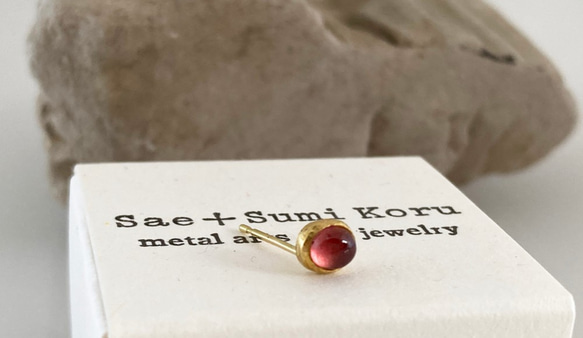 K24 Pure Gold+Red Spinel Stud◆K24純金のレッドスピネルスタッドピアス　片方のみ 4枚目の画像