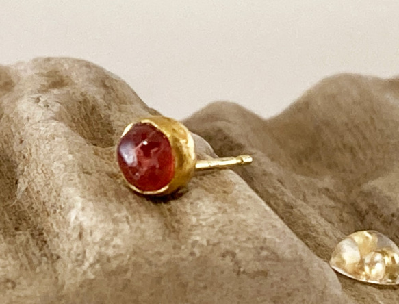 訳あり◆K24 Pure Gold+Red Spinel Stud◆K24純金のレッドスピネルスタッドピアス　片方のみ 3枚目の画像