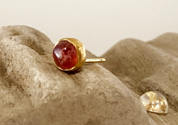 訳あり◆K24 Pure Gold+Red Spinel Stud◆K24純金のレッドスピネルスタッドピアス　片方のみ 4枚目の画像