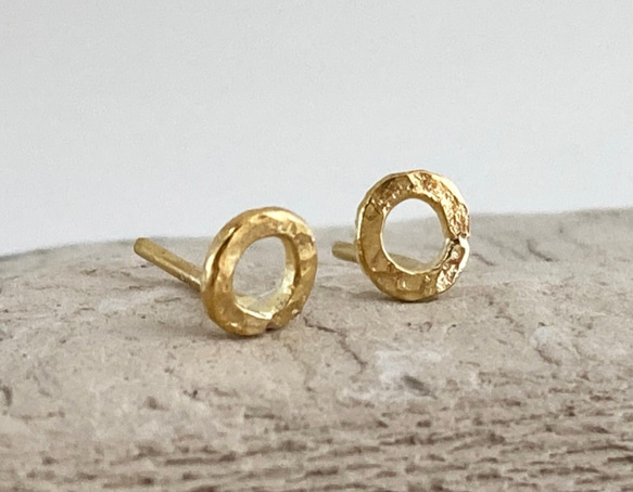 K24 Pure Gold Hammered Loop Stud ◇鎚目のついた純金のループ・スタッドピアス◇片耳分 1枚目の画像