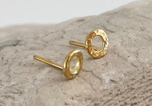 K24 Pure Gold Hammered Loop Stud ◇鎚目のついた純金のループ・スタッドピアス◇片耳分 2枚目の画像