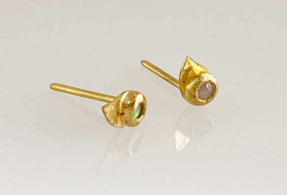 K24 Pure Gold+Opal ◇天然オパール 魂の純金スタッドピアス・K24ポスト 2枚目の画像