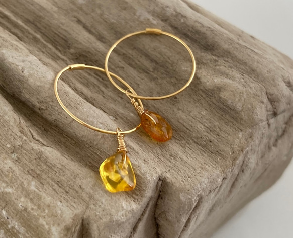 K18◇琥珀原石フープピアス◇k18 raw amber gold Foop Studs 4枚目の画像