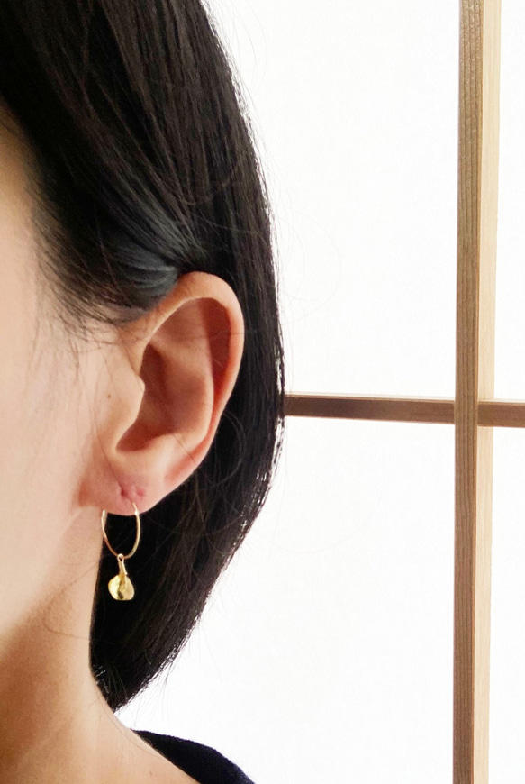 K18◇琥珀原石フープピアス◇k18 raw amber gold Foop Studs 5枚目の画像