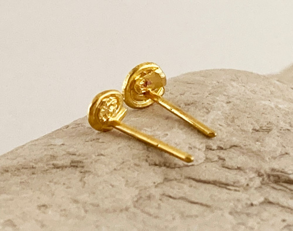 K24 Pink Sapphire Hammered Swirl Stud ◇ピンクサファイア純金渦巻きピアス 片耳分～ 4枚目の画像