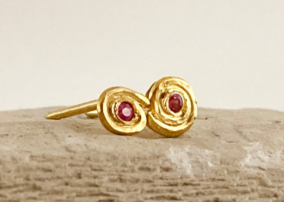 K24 Pink Sapphire Hammered Swirl Stud ◇ピンクサファイア純金渦巻きピアス 片耳分～ 5枚目の画像