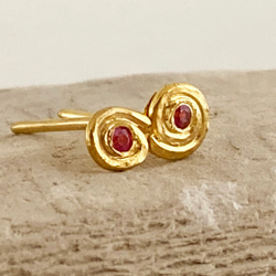 K24 Pink Sapphire Hammered Swirl Stud ◇ピンクサファイア純金渦巻きピアス 片耳分～ 6枚目の画像