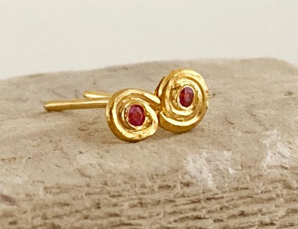 K24 Pink Sapphire Hammered Swirl Stud ◇ピンクサファイア純金渦巻きピアス 片耳分～ 6枚目の画像