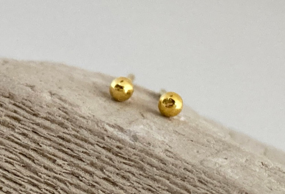 K24純金 丸玉スタッドピアス◇ K24 Round Ball Stud（片耳分～）◇K24 釈迦玉ピアス 2枚目の画像