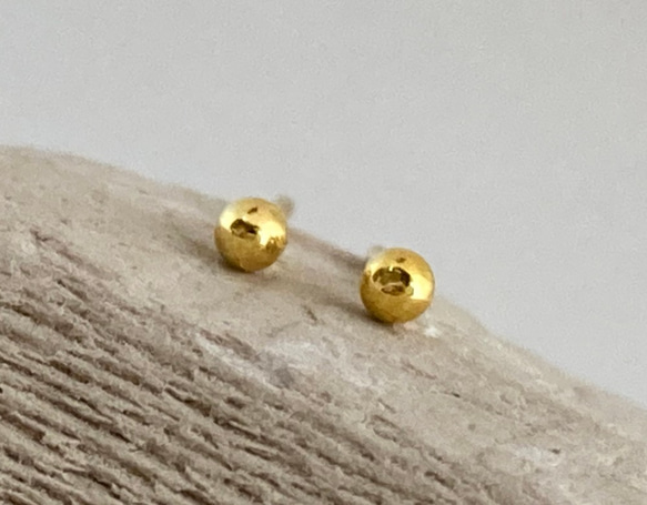 K24純金 丸玉スタッドピアス◇ K24 Round Ball Stud（片耳分～）◇K24 釈迦玉ピアス 3枚目の画像