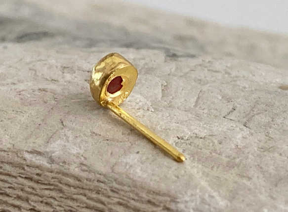 K24 純金+生紅尖晶石 ◆ 純金紅尖晶石粗耳釘（一隻耳朵） 第6張的照片