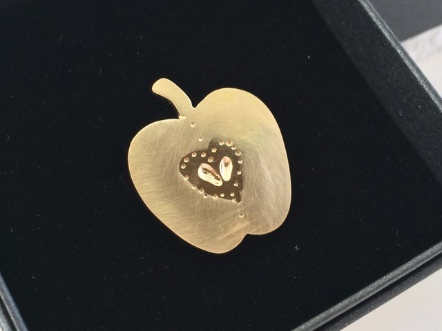 ☆りんご☆　真鍮ピンズ