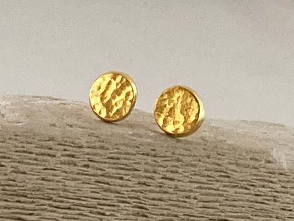 K24 Pure Gold Moon ◇小さな純金の満月◇リサイクルK24厚めのスタッドピアス◇片耳分～ 2枚目の画像