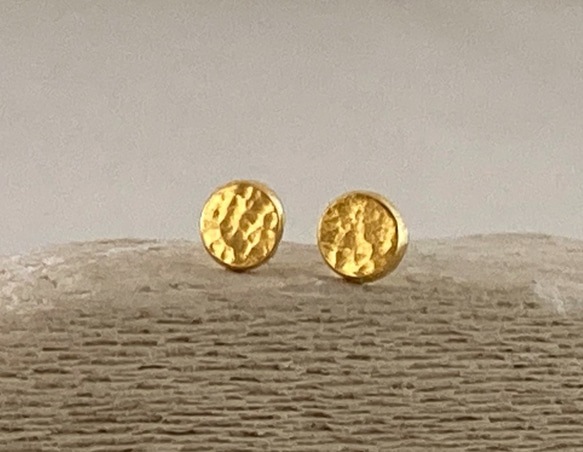 K24 Pure Gold Moon ◇小さな純金の満月◇リサイクルK24厚めのスタッドピアス◇片耳分～ 1枚目の画像