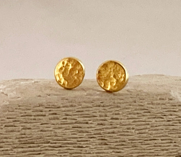K24 Pure Gold Moon ◇小さな純金の満月◇リサイクルK24厚めのスタッドピアス◇片耳分～ 6枚目の画像