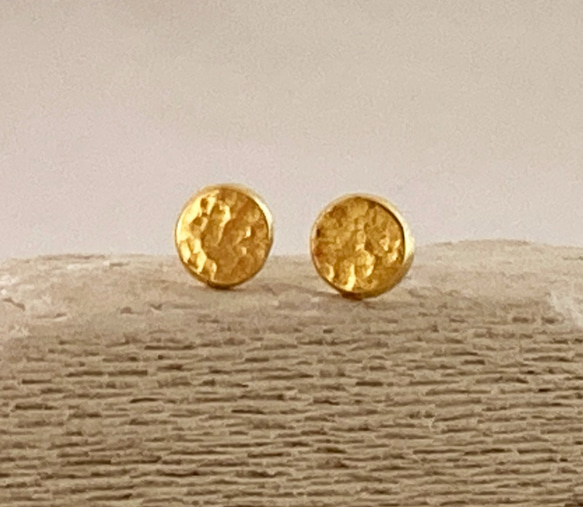 K24 Pure Gold Moon ◇小さな純金の満月◇リサイクルK24厚めのスタッドピアス◇片耳分～ 6枚目の画像