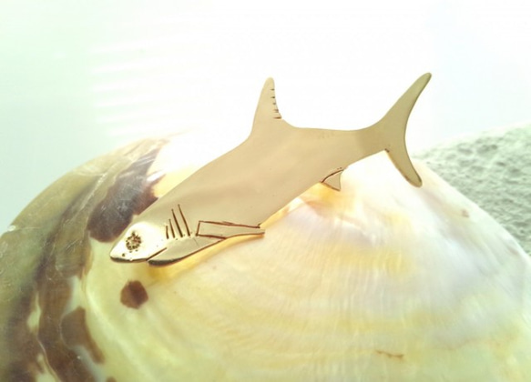 小さいサメ　☆真鍮ブローチ☆ 1枚目の画像