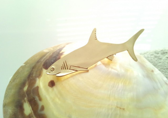 小さいサメ　☆真鍮ブローチ☆ 2枚目の画像