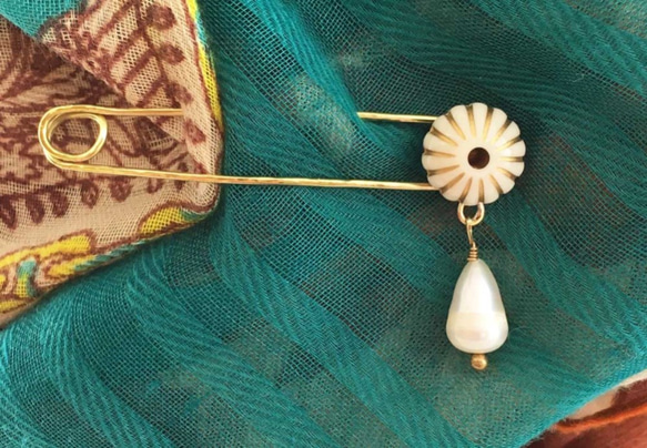 一滴海◇淡水珍珠+法國製造的古董鈕扣黃銅檔針 第1張的照片