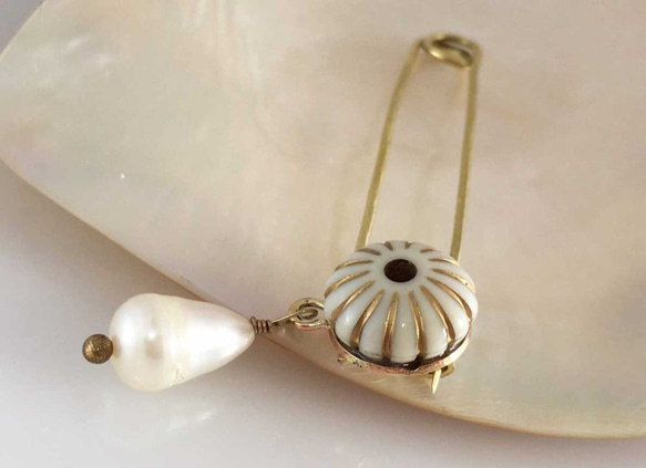 一滴海◇淡水珍珠+法國製造的古董鈕扣黃銅檔針 第4張的照片