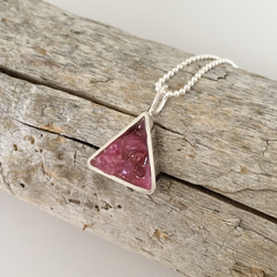 天然粗糙的粉紅色藍寶石尖晶石粗糙的珠寶盒三角SV吊墜 第1張的照片