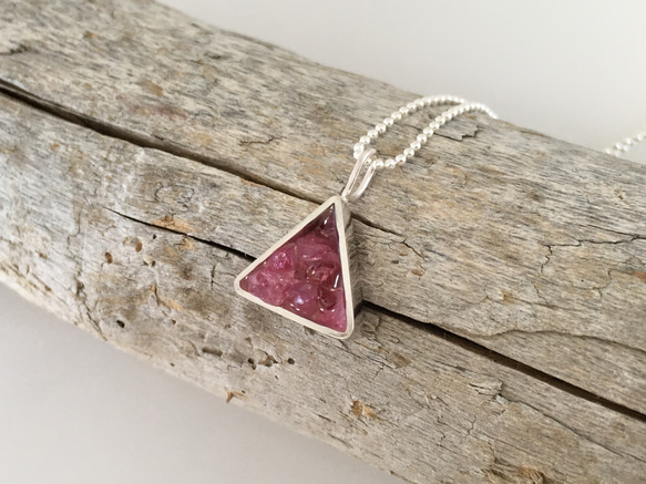 天然粗糙的粉紅色藍寶石尖晶石粗糙的珠寶盒三角SV吊墜 第1張的照片