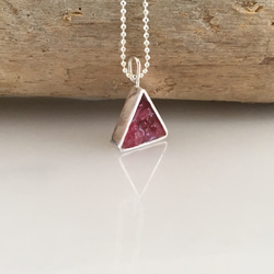 天然粗糙的粉紅色藍寶石尖晶石粗糙的珠寶盒三角SV吊墜 第3張的照片