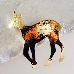黄金の鹿◇真鍮鍛金ブローチ 1枚目の画像