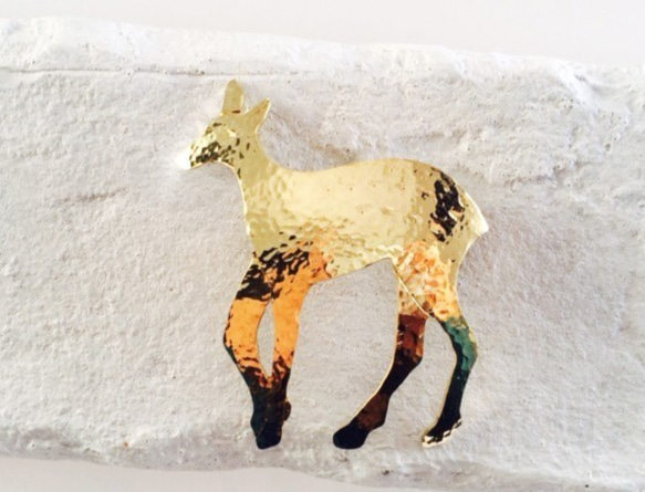 黄金の鹿◇真鍮鍛金ブローチ 3枚目の画像